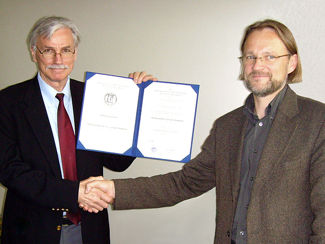 Prof. Dr. Larry A. Hickman und Dekan Prof. Dr. Kaul bei der Übergabe der Urkunde