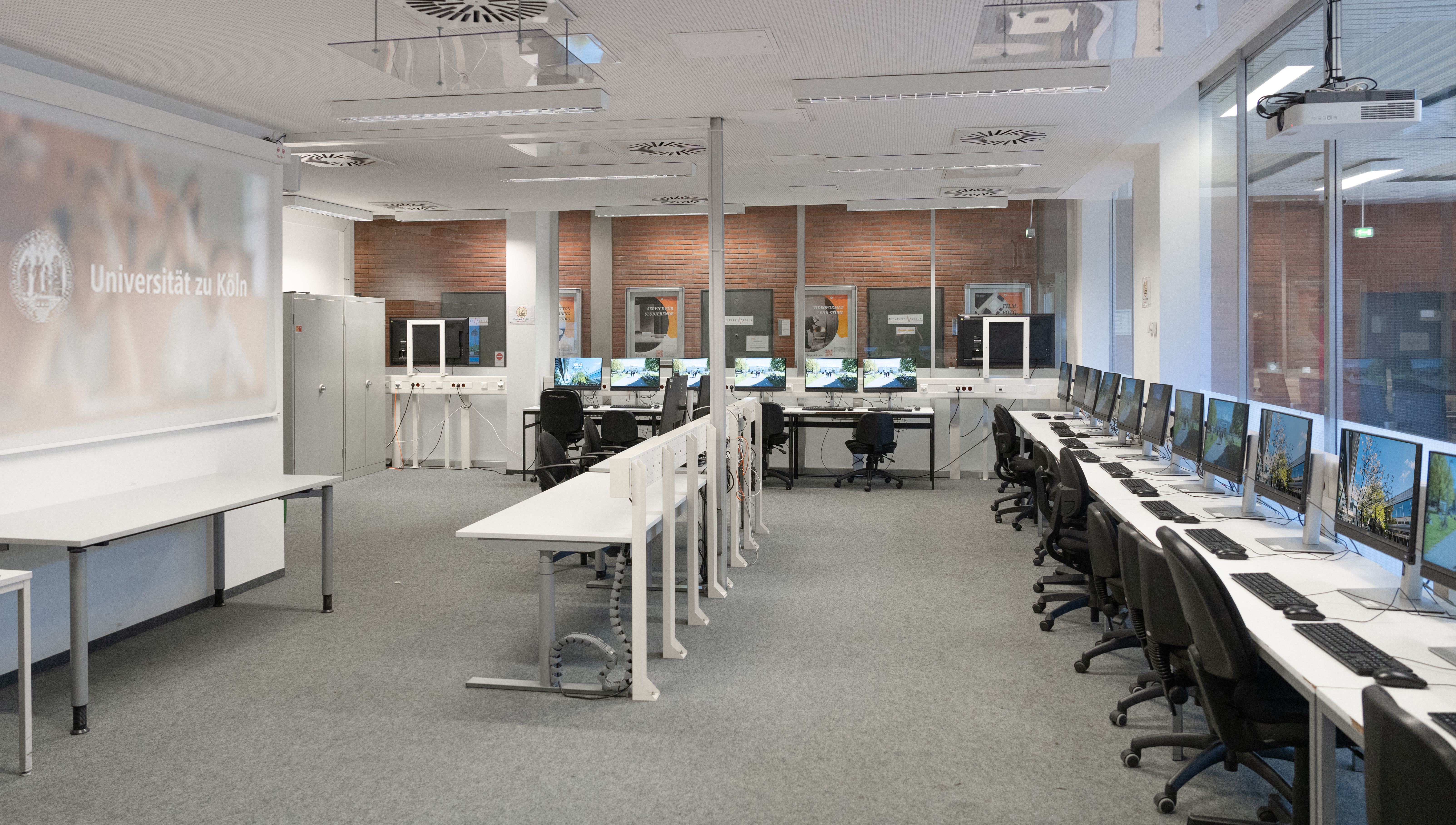 PC-Pool mit mehreren Computerarbeitsplätzen in Reihen angeordnet