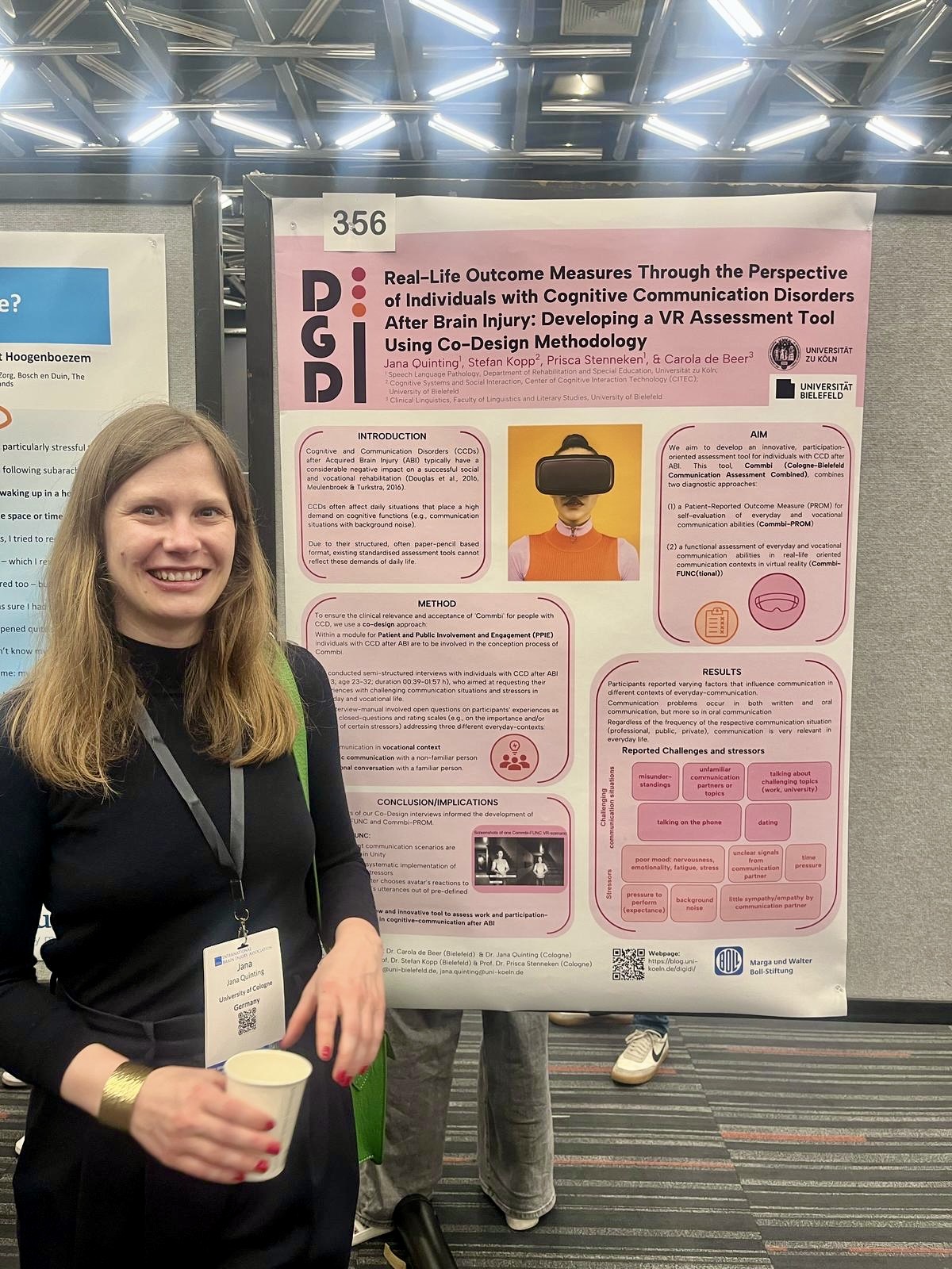 Jana Quinting vor dem Digidi Poster